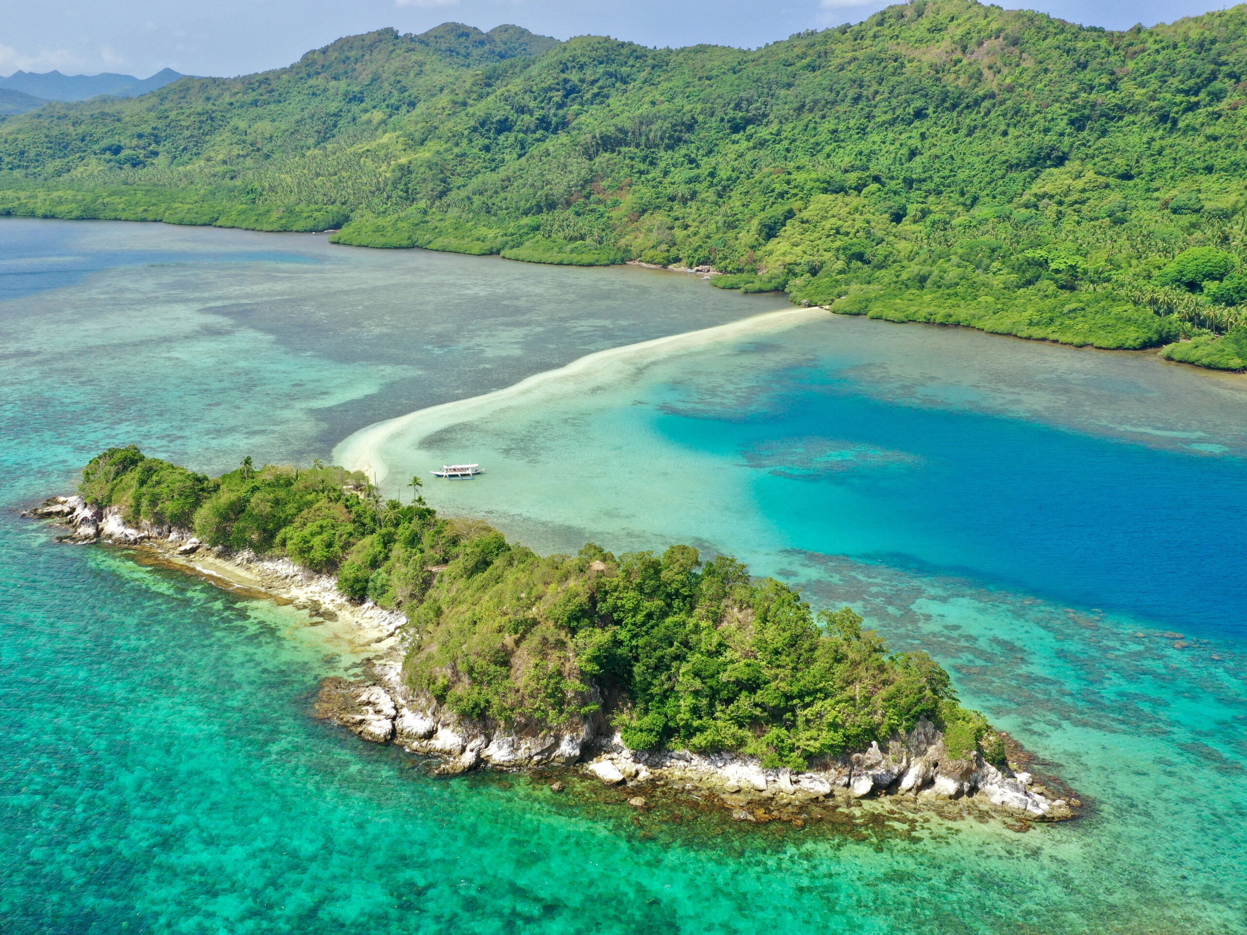 S-shaped white sandbar of Snake Island at low tide, El Nido