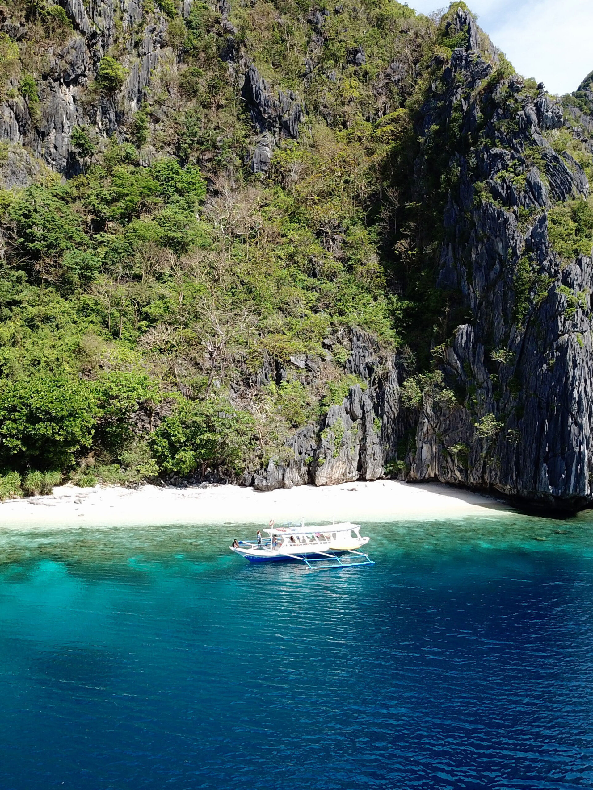 Beach campsite at Talisay on a 3-day El Nido island expedition