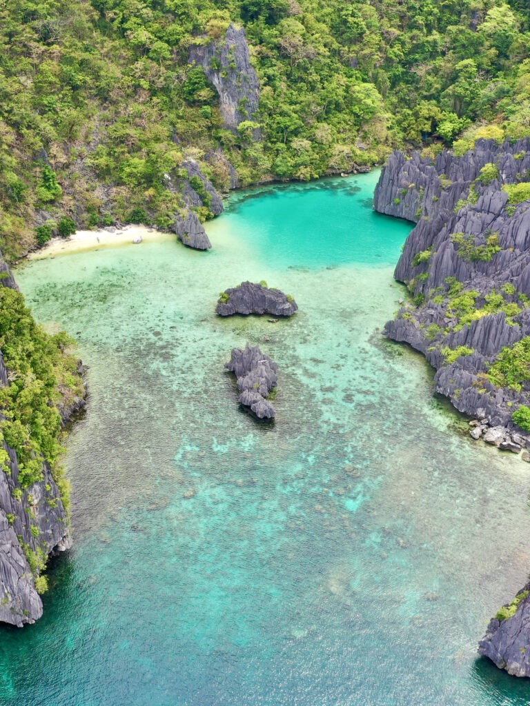 Turquoise water of Cadlao Lagoon on El Nido Tour D